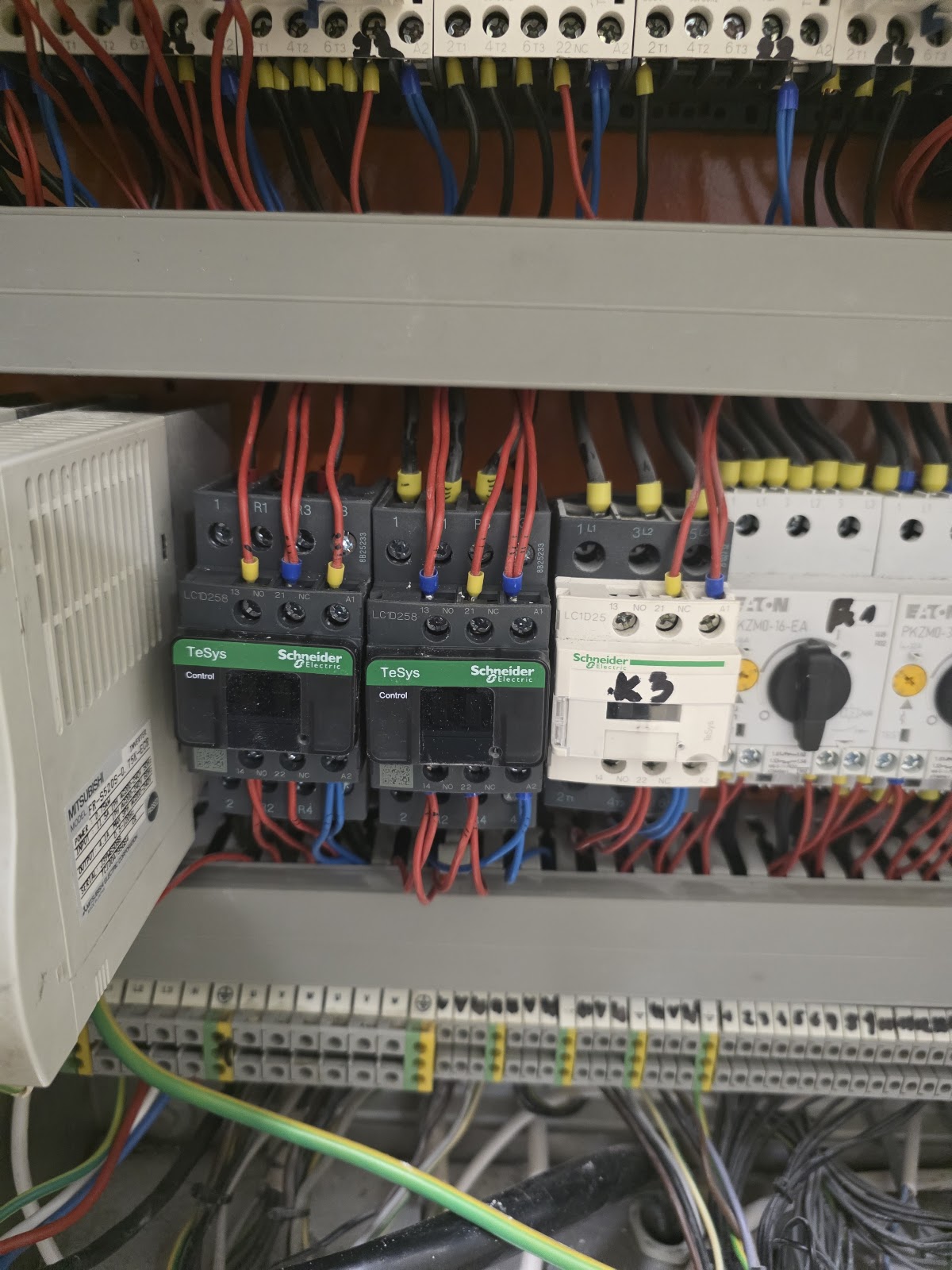 Industrial switchboard wiring with contactors and motor protection